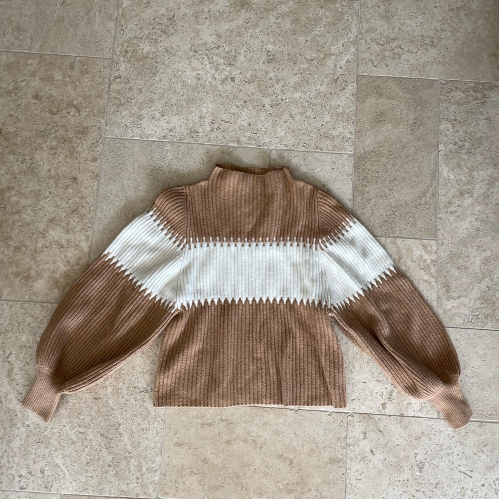French Connection Women's Tan and White Sweater (medium)